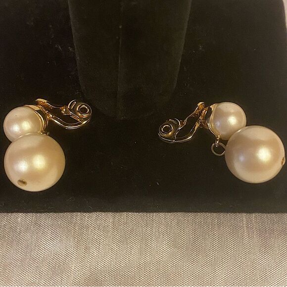 Vintage Double Pearl Drop Clip On Earrings Gold Tone Faux Pearl - Picture 3 of 3
